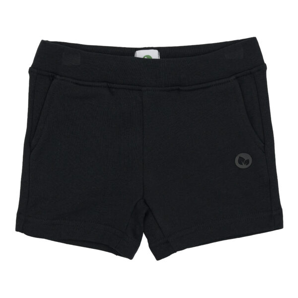 Sweatshorts til børn i farven sort – eksklusivt sweatsæt fremstillet i blød og slidstærk Supima-bomuld, ideel til hverdagskomfort