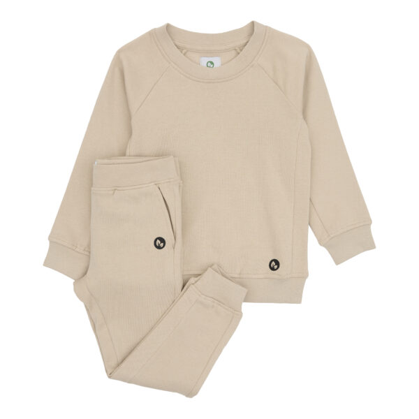 Beige sweatsæt til børn – lavet i luksuriøs og blød Supima-bomuld, fås med både shorts og lange bukser for alsidig komfort året rundt