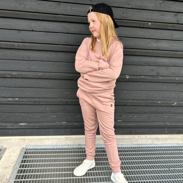 Rose sweatsæt til børn – lavet i luksuriøs og blød Supima-bomuld.