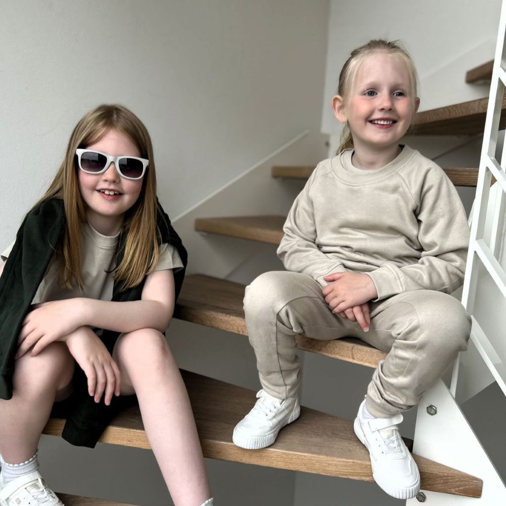 Mix and match. Sweatsæt beige til børn – lavet i luksuriøs og blød Supima-bomuld.