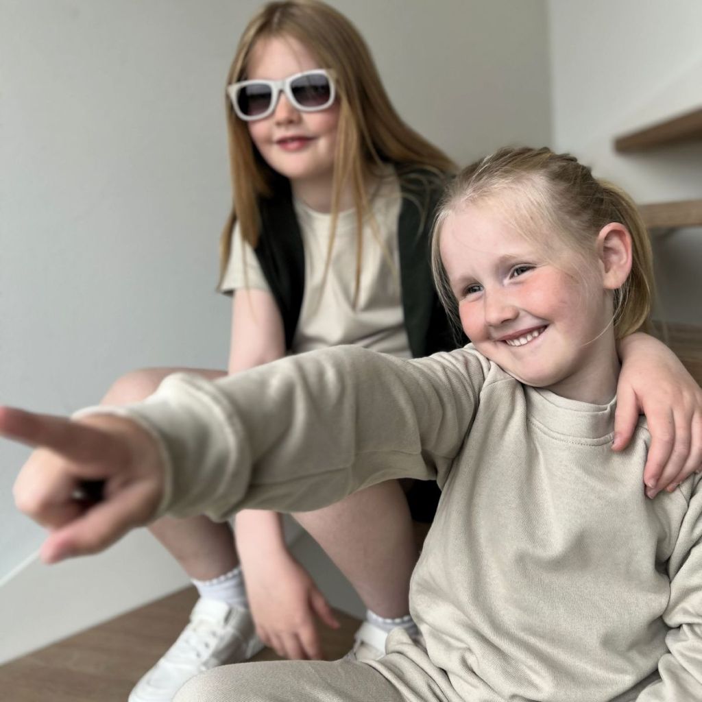 Mix and match. Sweatsæt beige til børn – lavet i luksuriøs og blød Supima-bomuld.