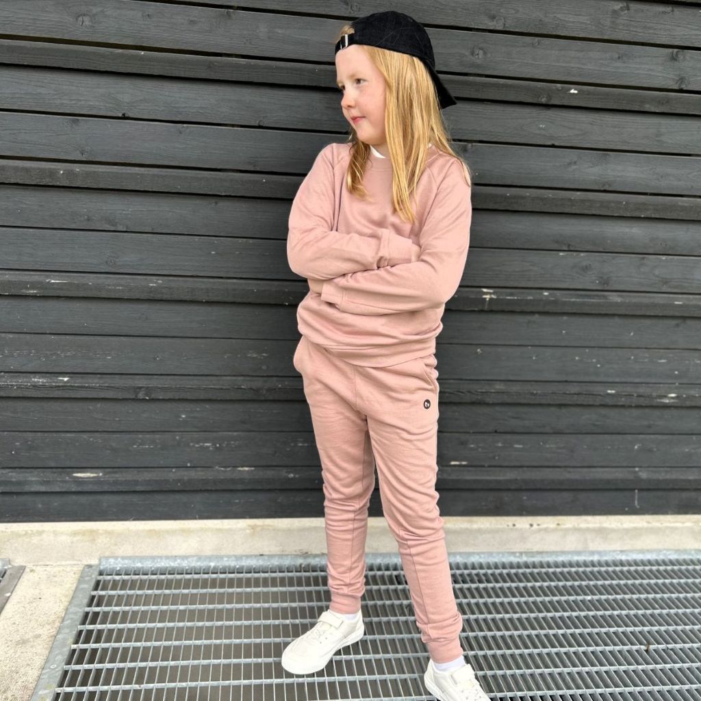 Sweatsæt rose til børn – lavet i luksuriøs og blød Supima-bomuld.